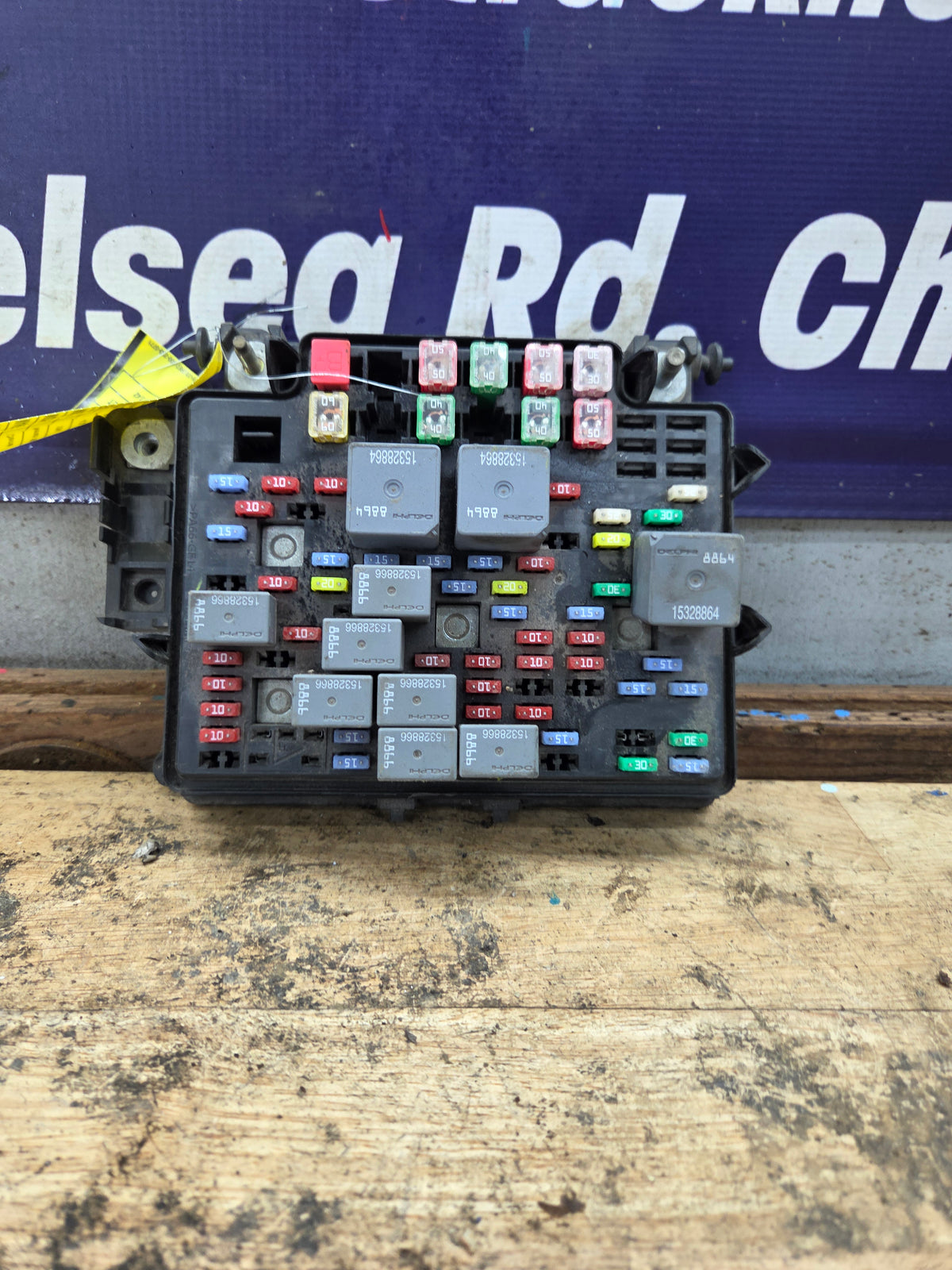 2003-2005 Chevrolet Silverado / GMC Sierra 1500 250 3500 Engine Bay Fuse Box - 15201928