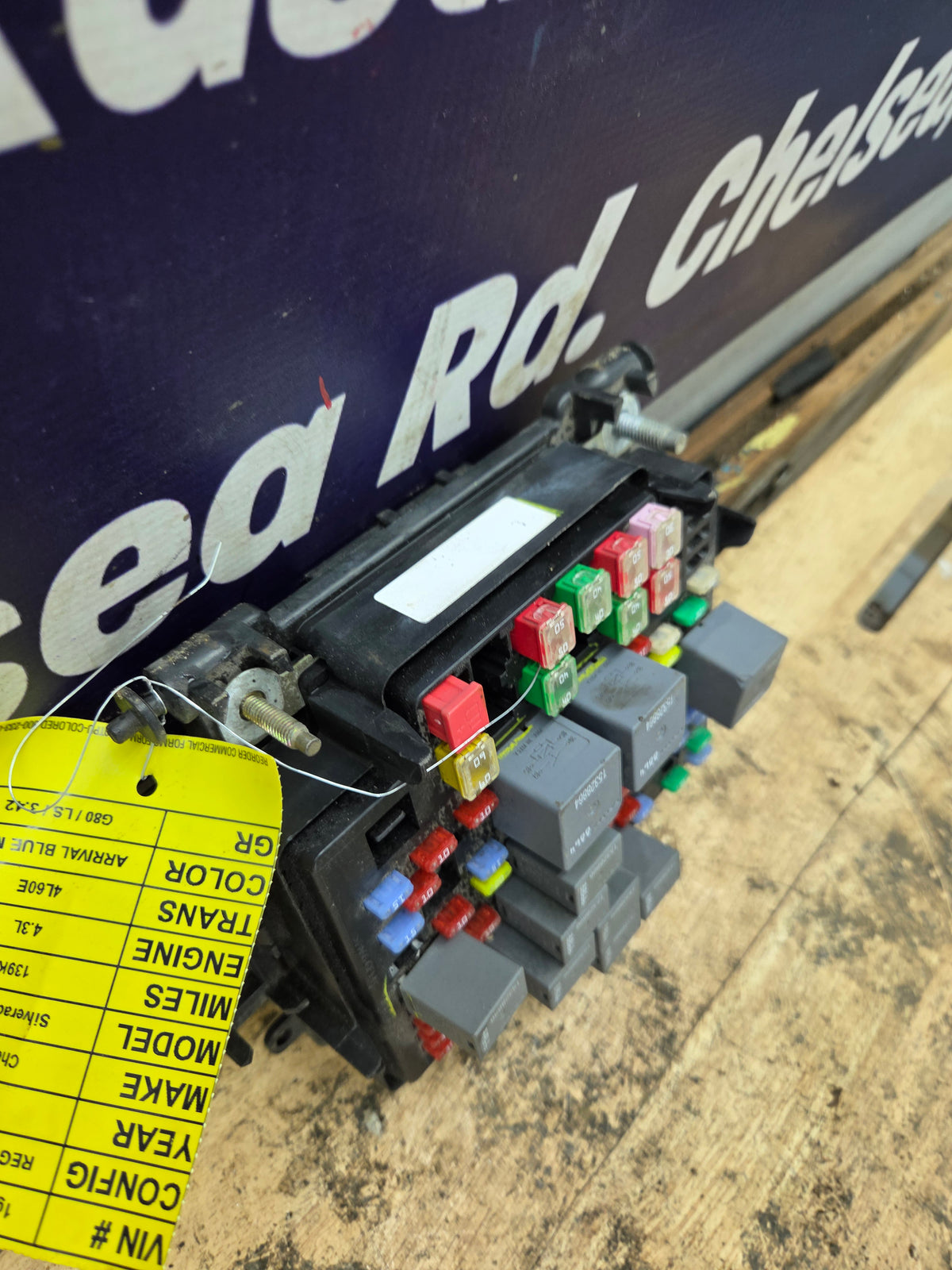 2003-2005 Chevrolet Silverado / GMC Sierra 1500 250 3500 Engine Bay Fuse Box - 15201928