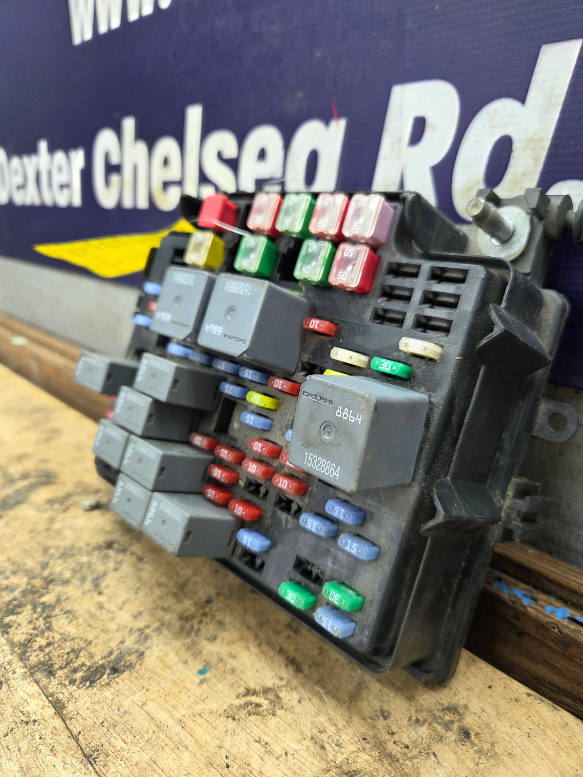 2003-2005 Chevrolet Silverado / GMC Sierra 1500 250 3500 Engine Bay Fuse Box - 15201928