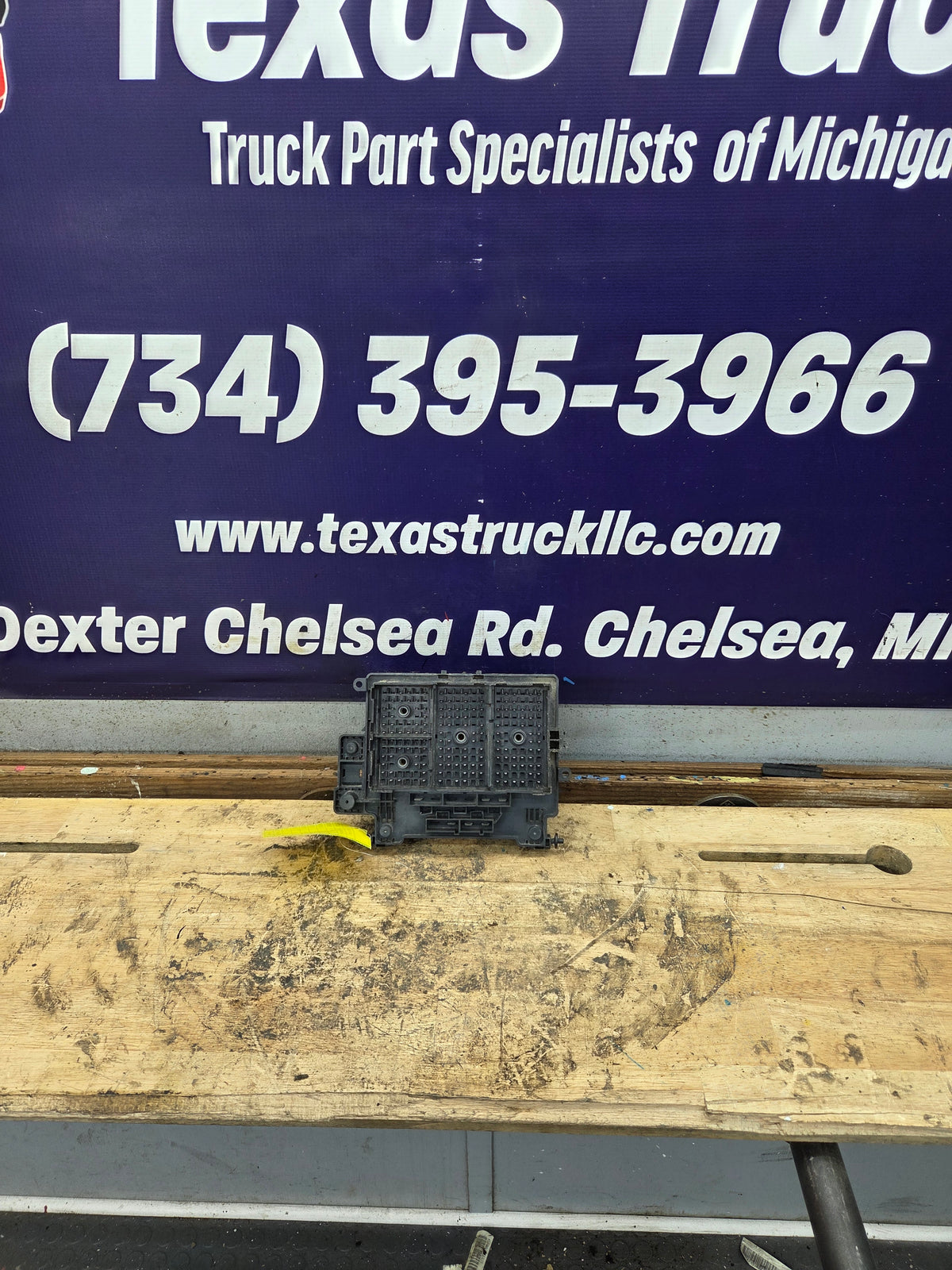 2003-2005 Chevrolet Silverado / GMC Sierra 1500 250 3500 Engine Bay Fuse Box - 15201928