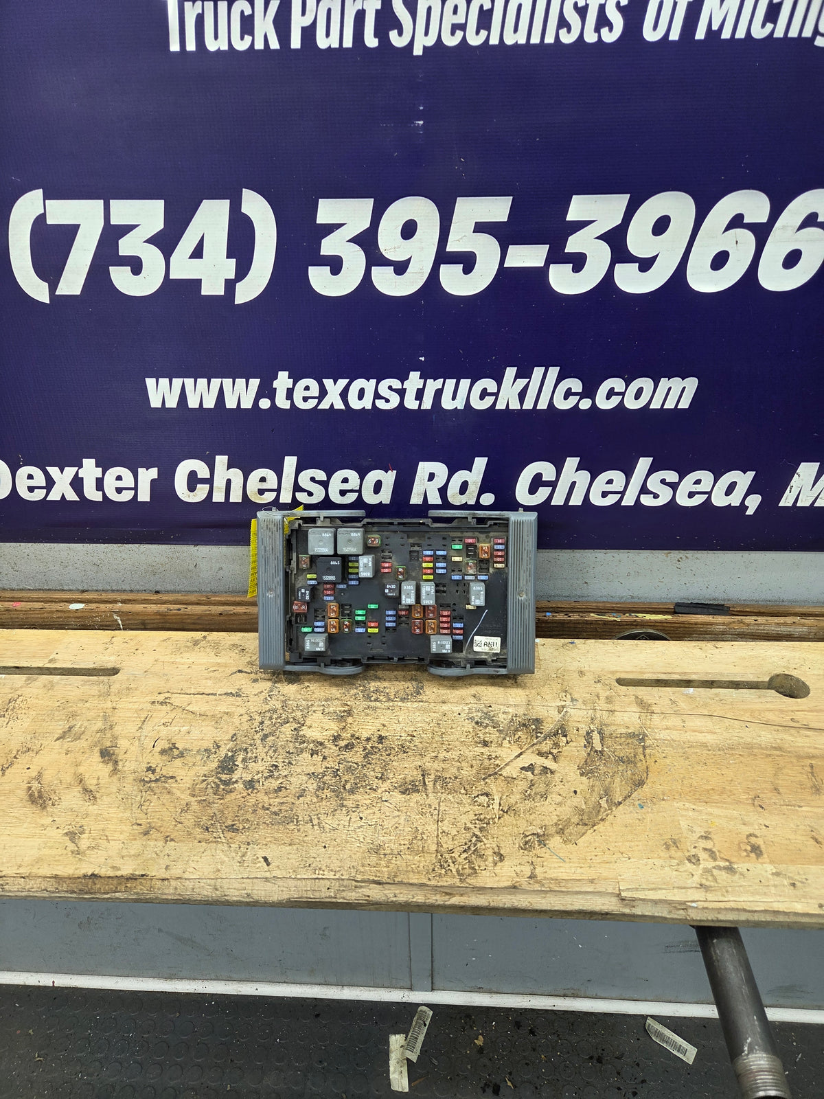 2010-2013 Chevrolet Silverado / GMC Sierra 1500 2500 3500 Engine Bay Fuse Box