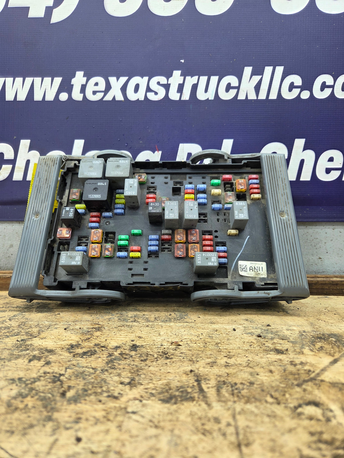 2010-2013 Chevrolet Silverado / GMC Sierra 1500 2500 3500 Engine Bay Fuse Box