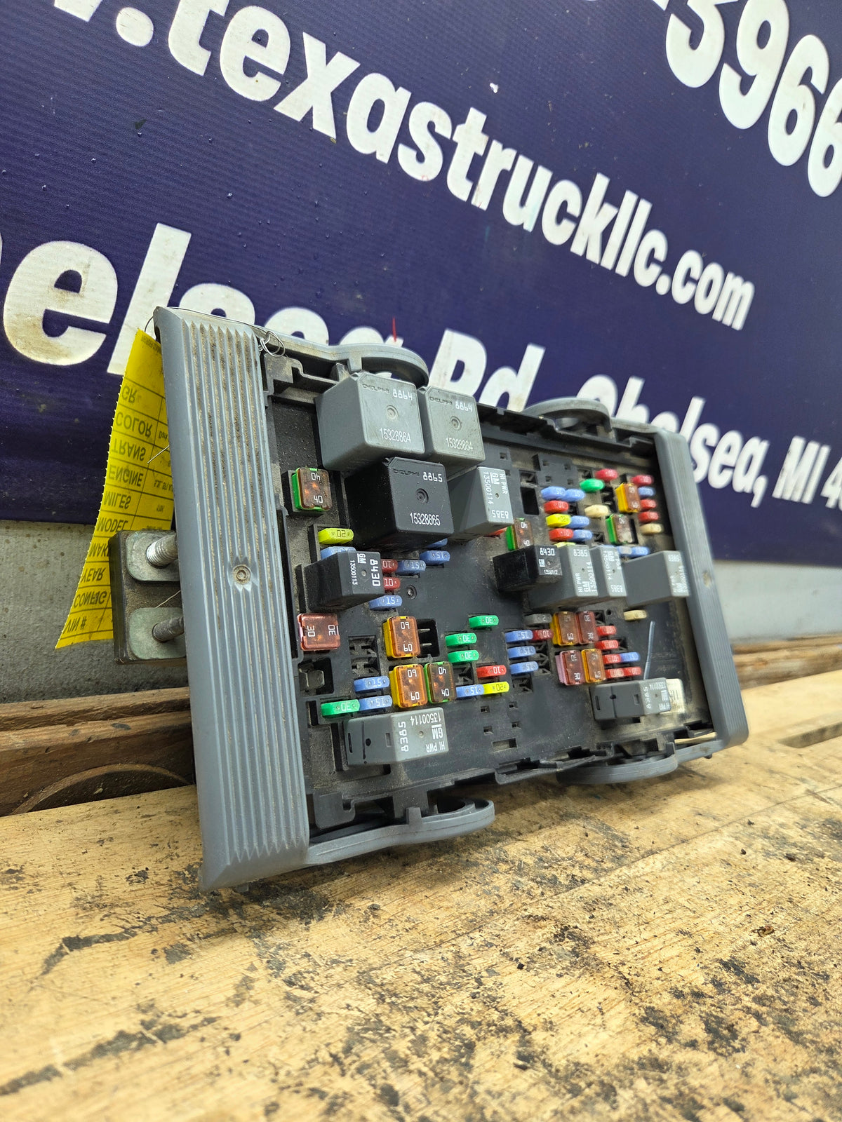 2010-2013 Chevrolet Silverado / GMC Sierra 1500 2500 3500 Engine Bay Fuse Box