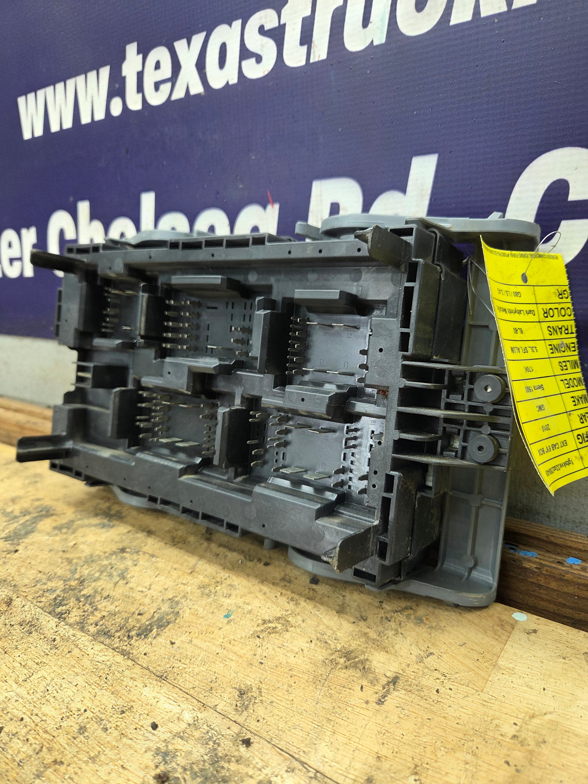 2010-2013 Chevrolet Silverado / GMC Sierra 1500 2500 3500 Engine Bay Fuse Box