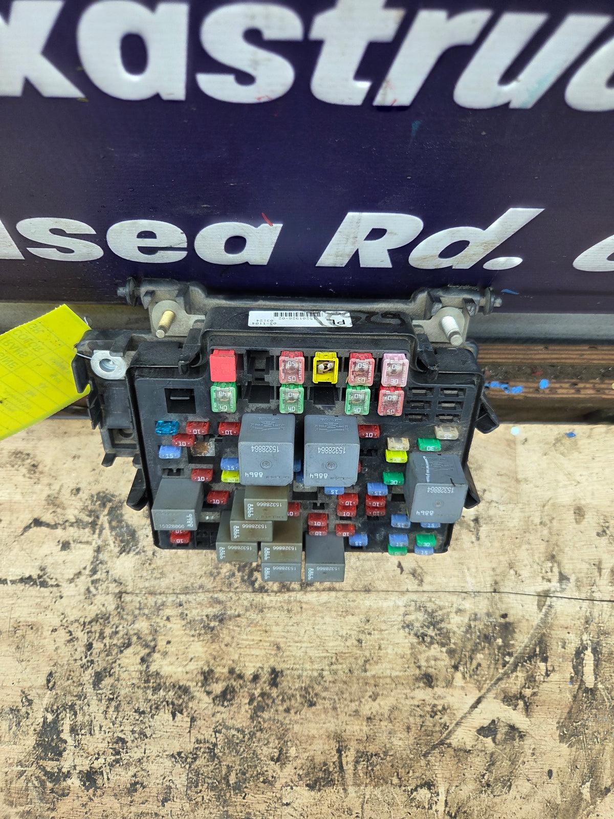 2003-2005 Chevrolet Silverado / GMC Sierra 1500 250 3500 Engine Bay Fuse Box - 15201928