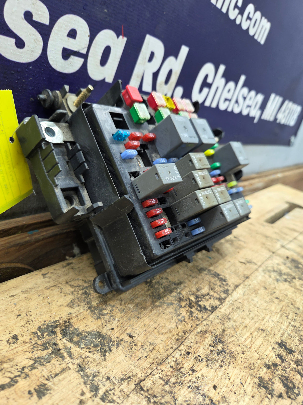 2003-2005 Chevrolet Silverado / GMC Sierra 1500 250 3500 Engine Bay Fuse Box - 15201928