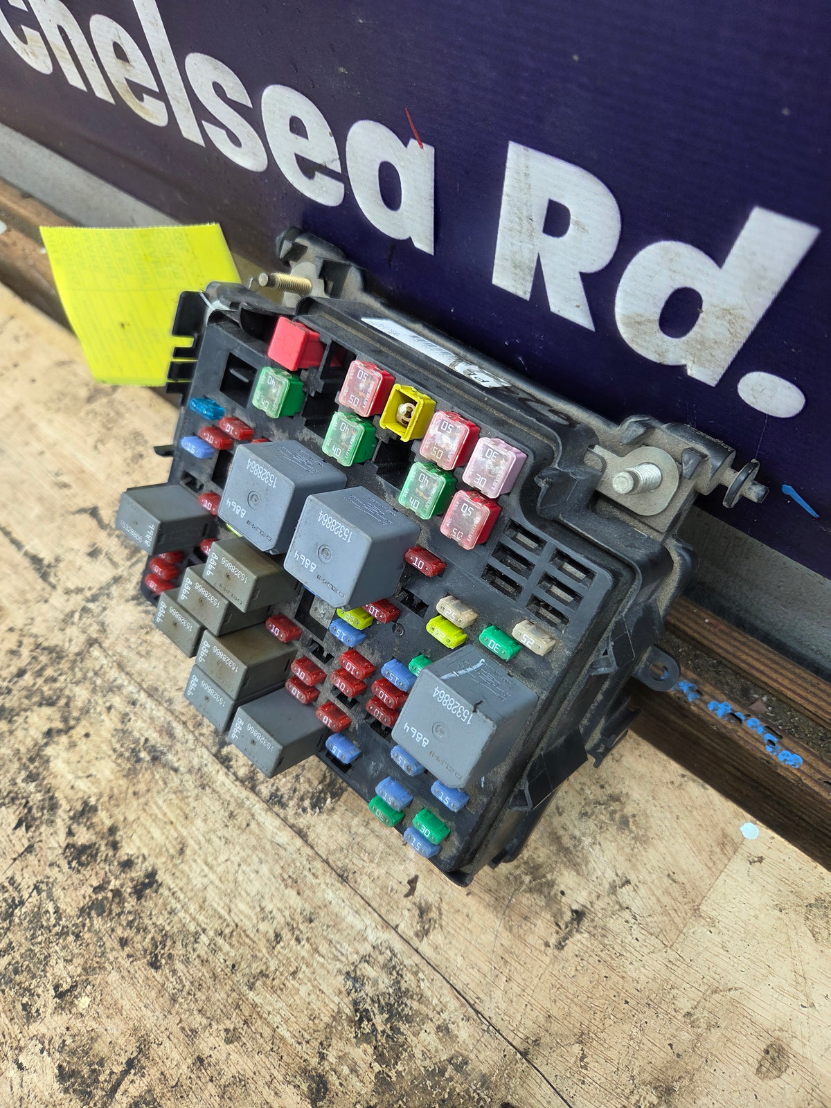 2003-2005 Chevrolet Silverado / GMC Sierra 1500 250 3500 Engine Bay Fuse Box - 15201928