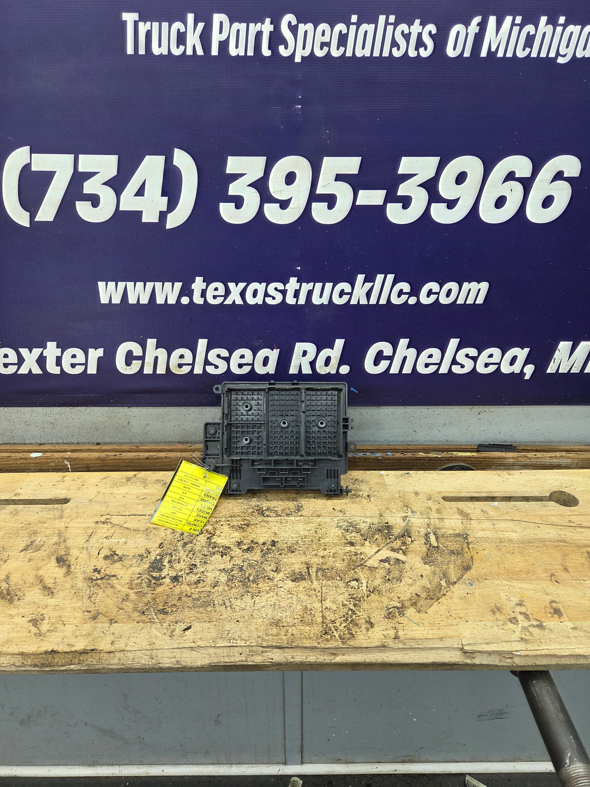 2003-2005 Chevrolet Silverado / GMC Sierra 1500 250 3500 Engine Bay Fuse Box - 15201928