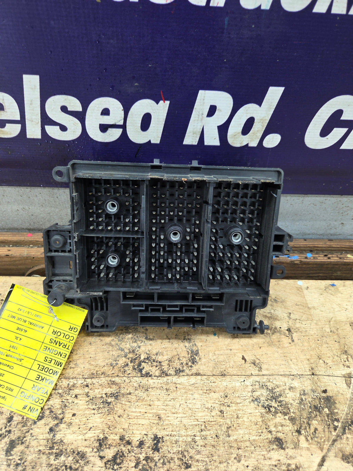 2003-2005 Chevrolet Silverado / GMC Sierra 1500 250 3500 Engine Bay Fuse Box - 15201928