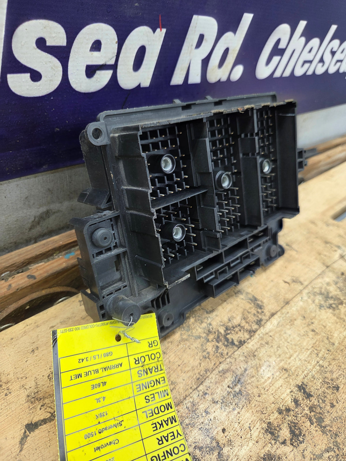 2003-2005 Chevrolet Silverado / GMC Sierra 1500 250 3500 Engine Bay Fuse Box - 15201928