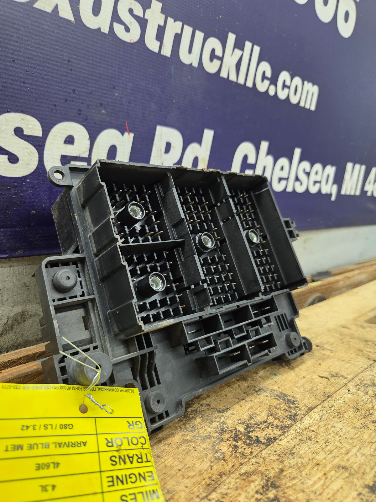 2003-2005 Chevrolet Silverado / GMC Sierra 1500 250 3500 Engine Bay Fuse Box - 15201928