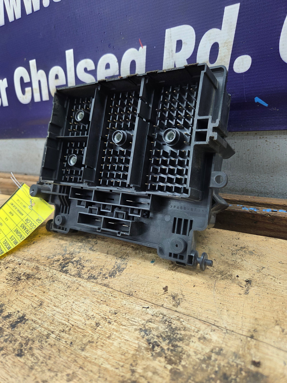 2003-2005 Chevrolet Silverado / GMC Sierra 1500 250 3500 Engine Bay Fuse Box - 15201928