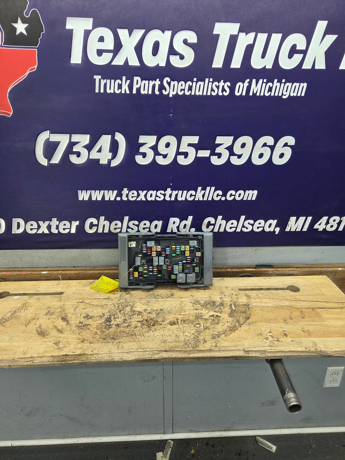 2007-2009 Chevrolet Silverado / GMC Sierra 1500 2500 3500 Engine Bay Fuse Box