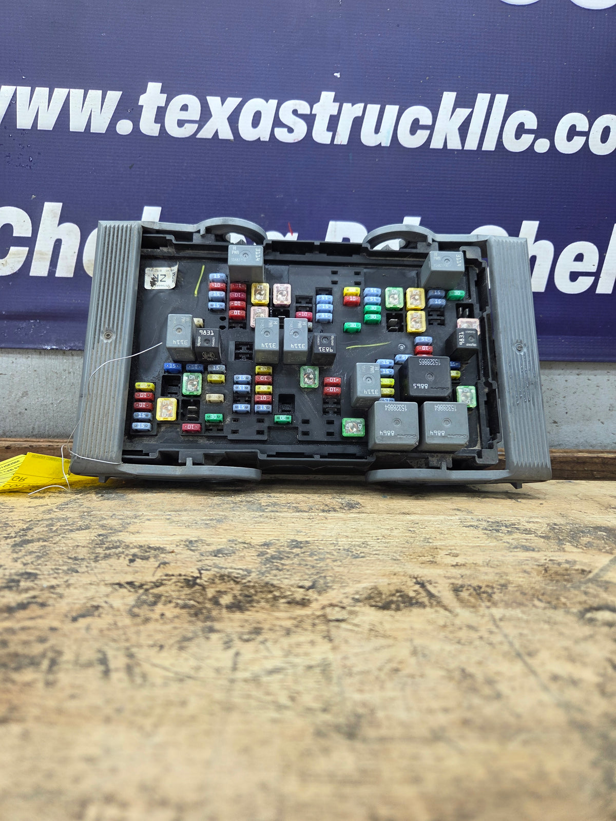 2007-2009 Chevrolet Silverado / GMC Sierra 1500 2500 3500 Engine Bay Fuse Box