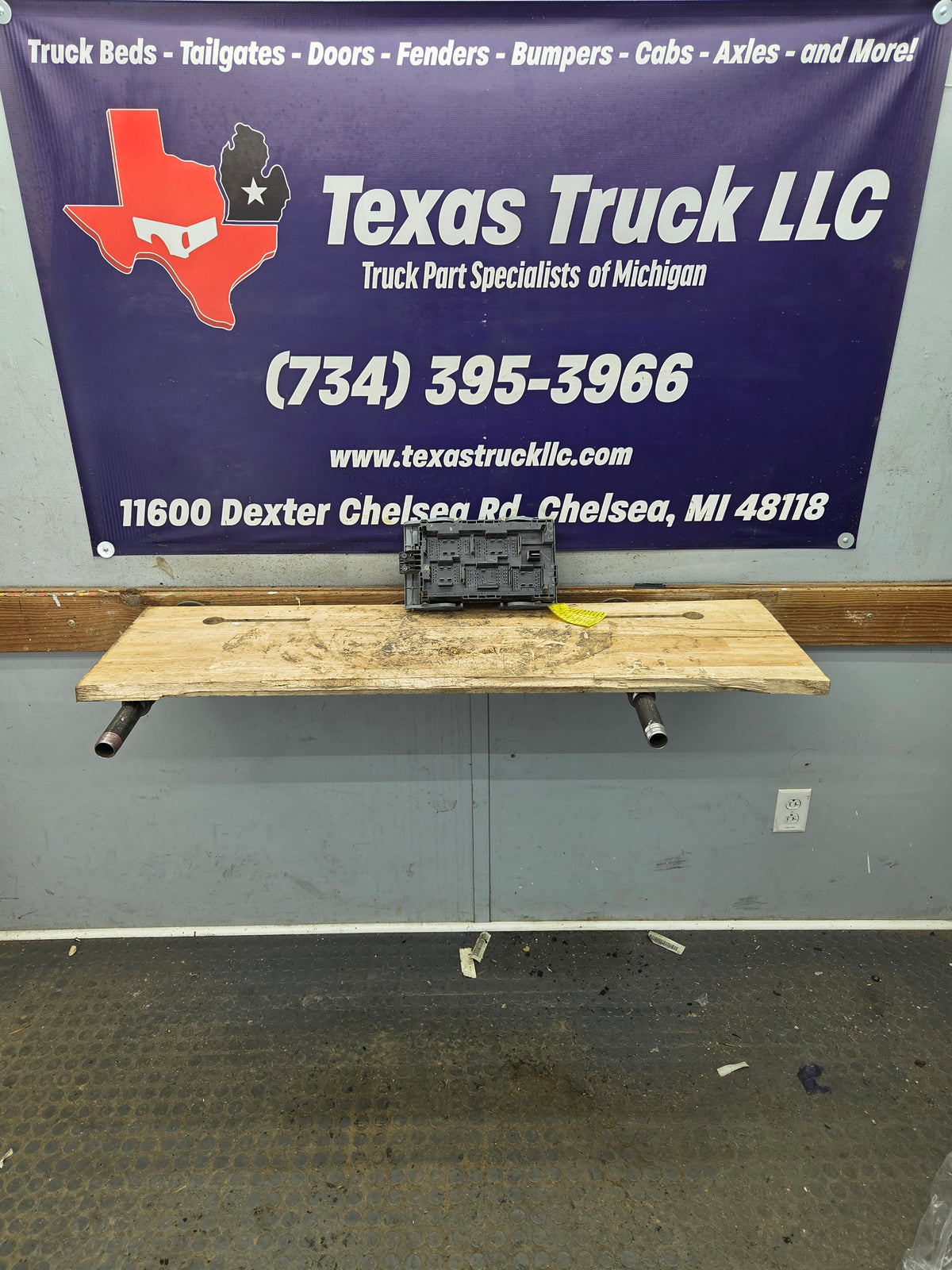2007-2009 Chevrolet Silverado / GMC Sierra 1500 2500 3500 Engine Bay Fuse Box