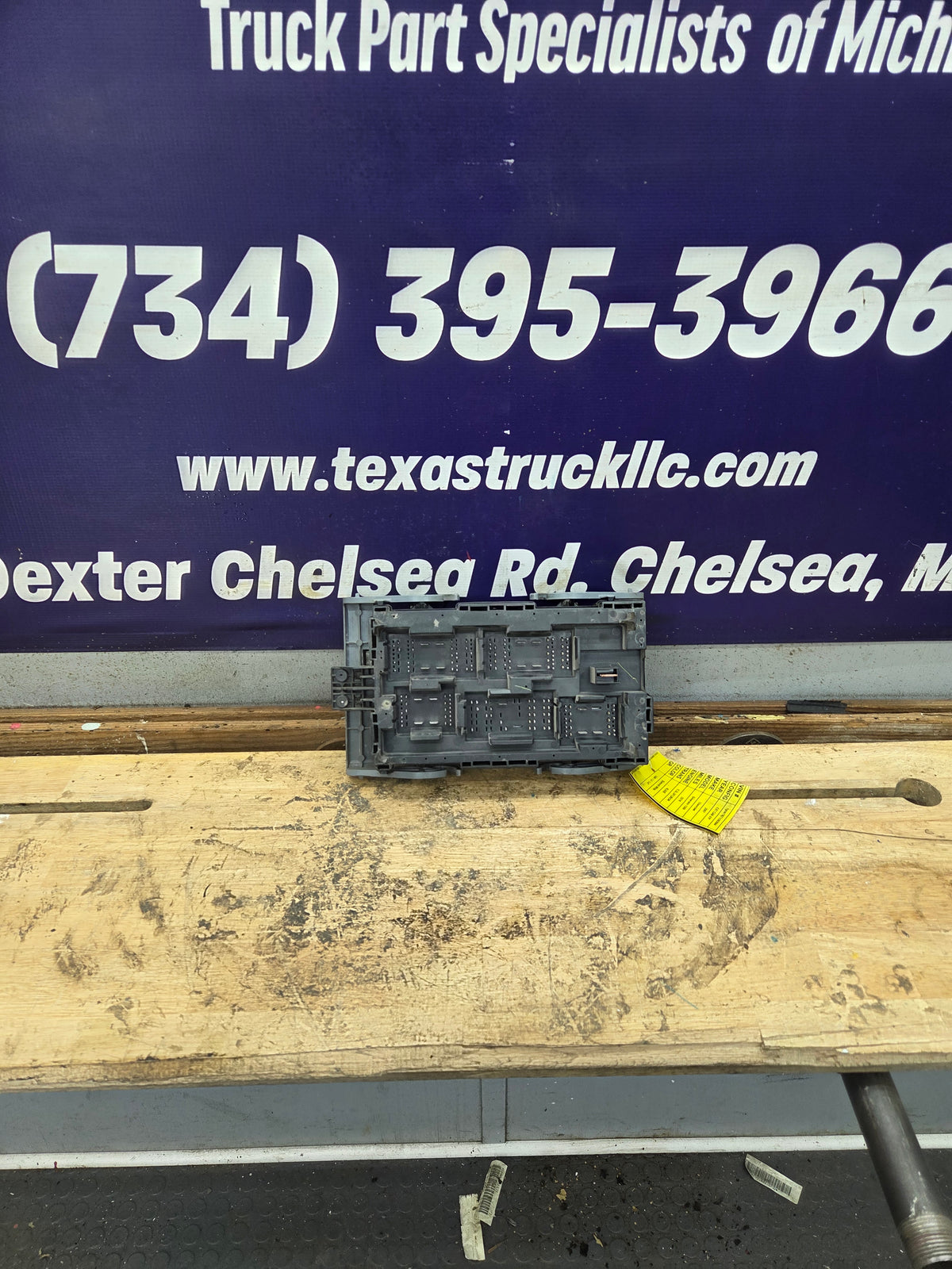 2007-2009 Chevrolet Silverado / GMC Sierra 1500 2500 3500 Engine Bay Fuse Box