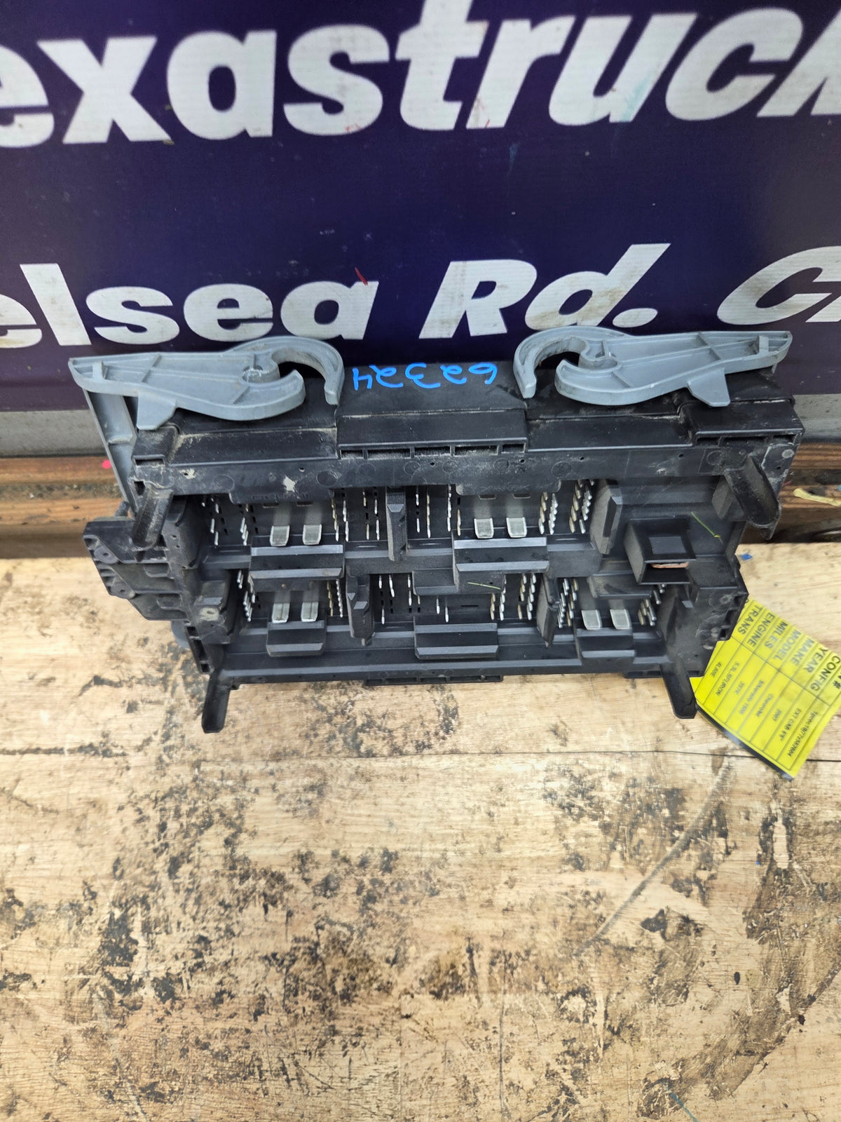 2007-2009 Chevrolet Silverado / GMC Sierra 1500 2500 3500 Engine Bay Fuse Box