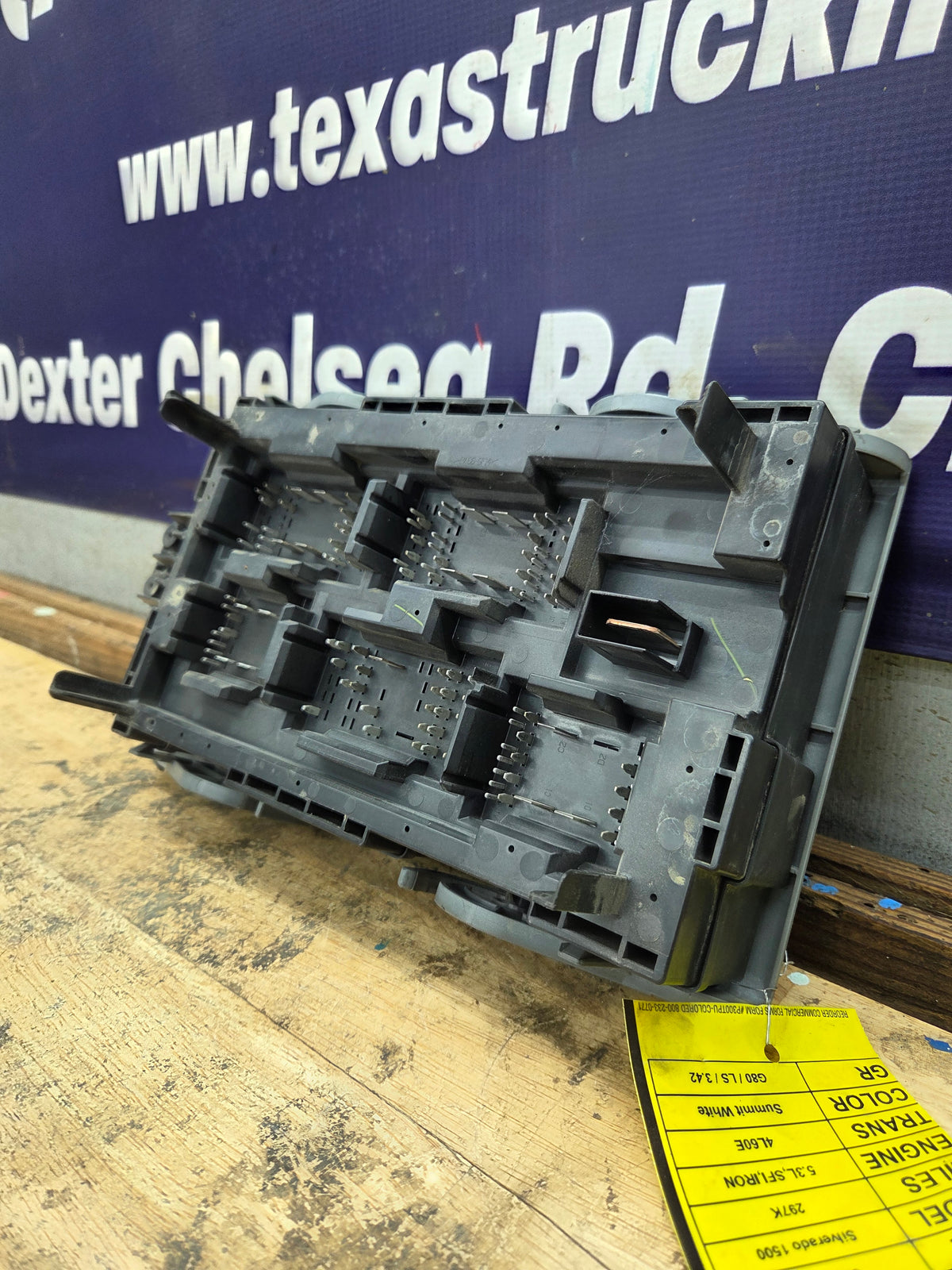 2007-2009 Chevrolet Silverado / GMC Sierra 1500 2500 3500 Engine Bay Fuse Box