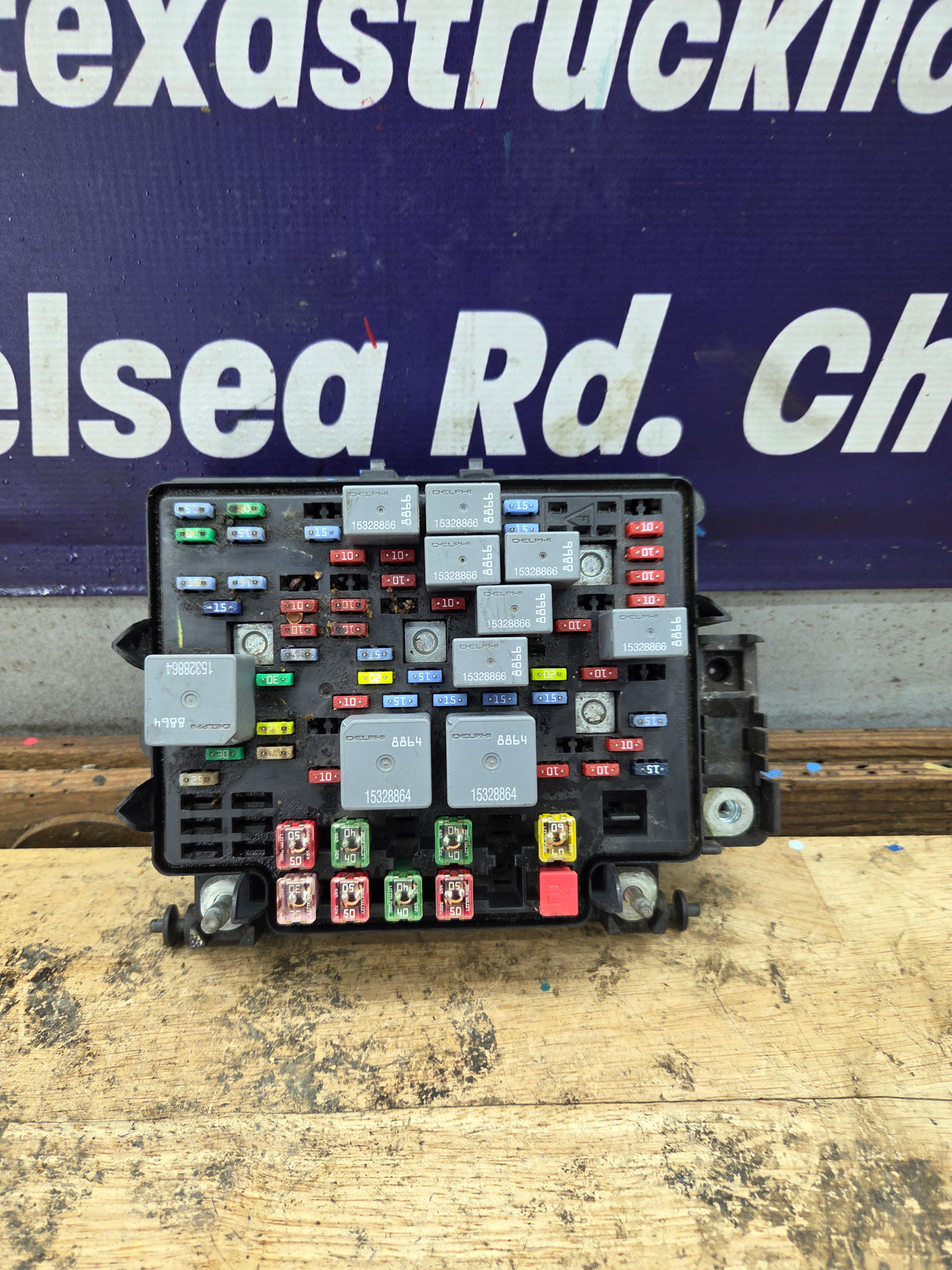 2003-2005 Chevrolet Silverado / GMC Sierra 1500 250 3500 Engine Bay Fuse Box - 15201928