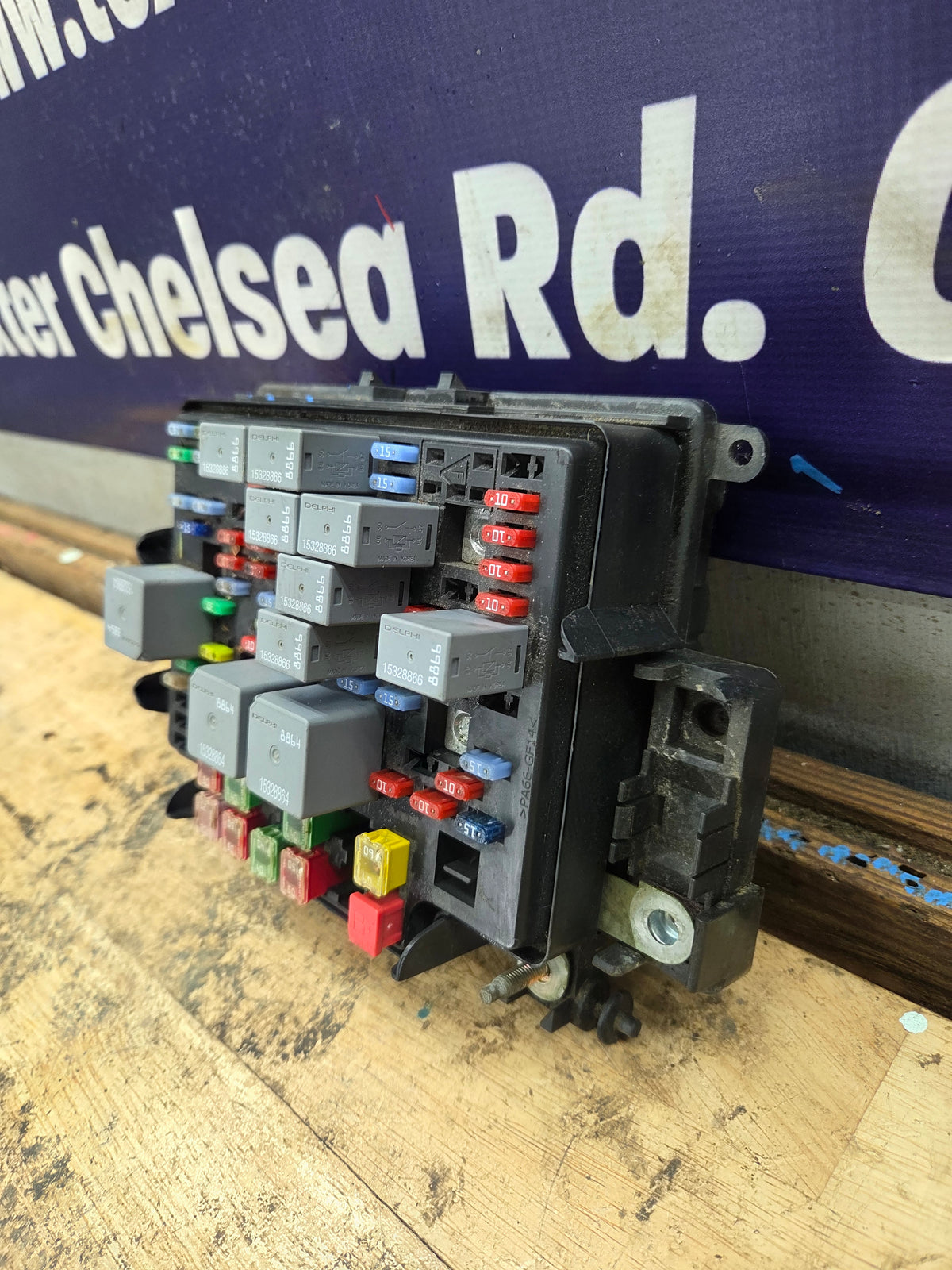 2003-2005 Chevrolet Silverado / GMC Sierra 1500 250 3500 Engine Bay Fuse Box - 15201928