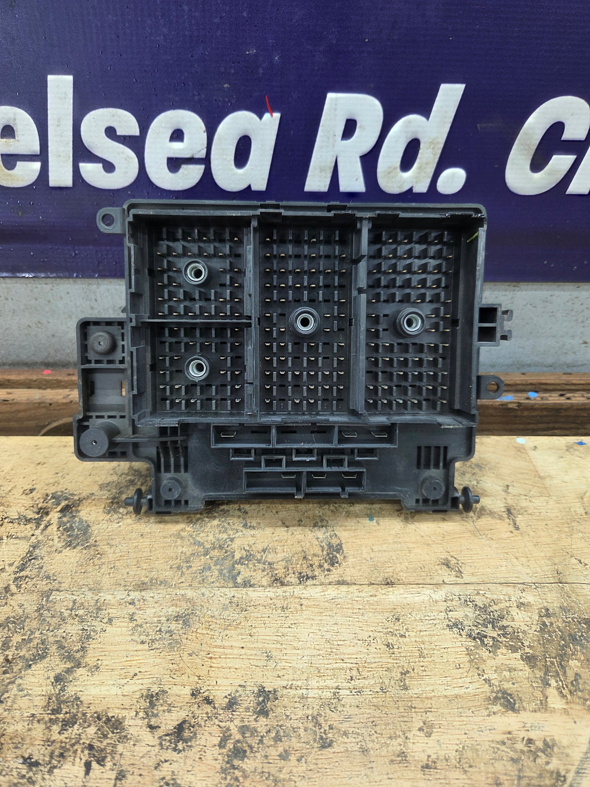 2003-2005 Chevrolet Silverado / GMC Sierra 1500 250 3500 Engine Bay Fuse Box - 15201928