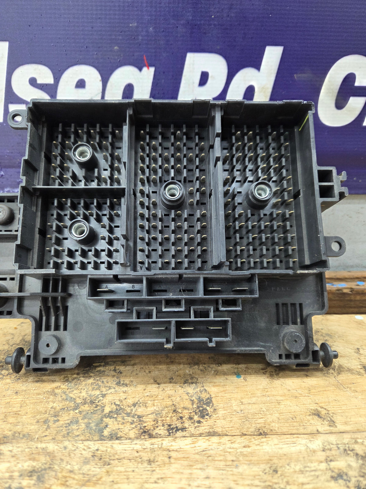 2003-2005 Chevrolet Silverado / GMC Sierra 1500 250 3500 Engine Bay Fuse Box - 15201928