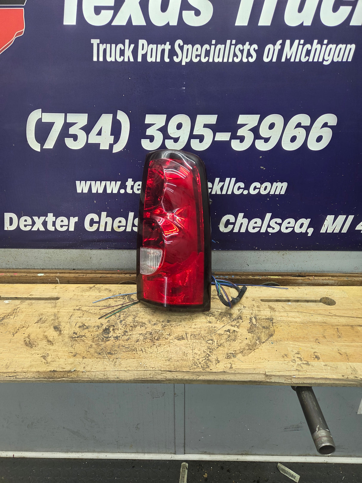 2003-2007 Chevrolet Silverado 1500 2500 3500 HD RH Passenger Side Tail Light