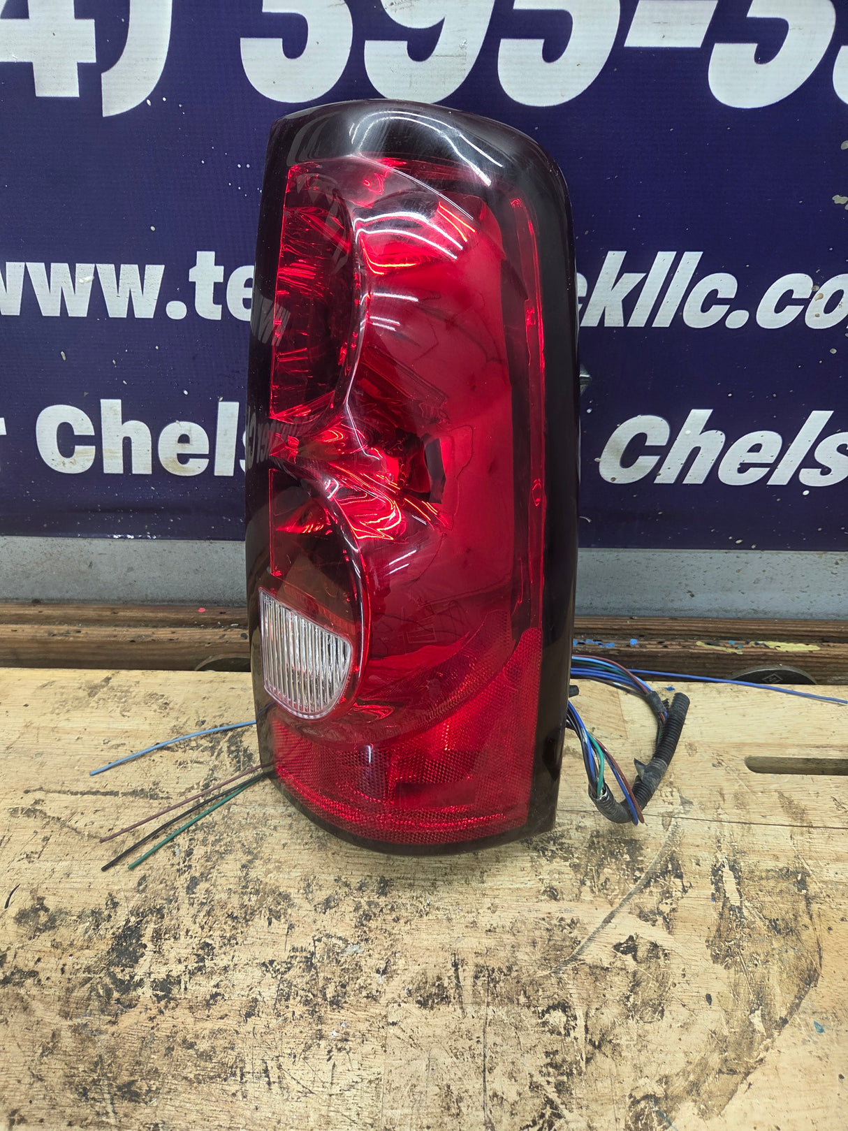 2003-2007 Chevrolet Silverado 1500 2500 3500 HD RH Passenger Side Tail Light