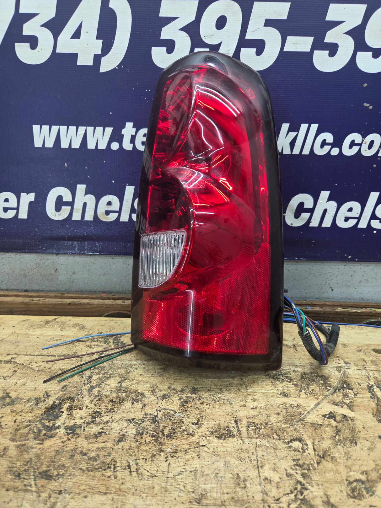 2003-2007 Chevrolet Silverado 1500 2500 3500 HD RH Passenger Side Tail Light