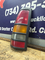 2001–2003 Chevrolet Silverado/GMC 3500 Dually Driver Side Tail Light 15844159