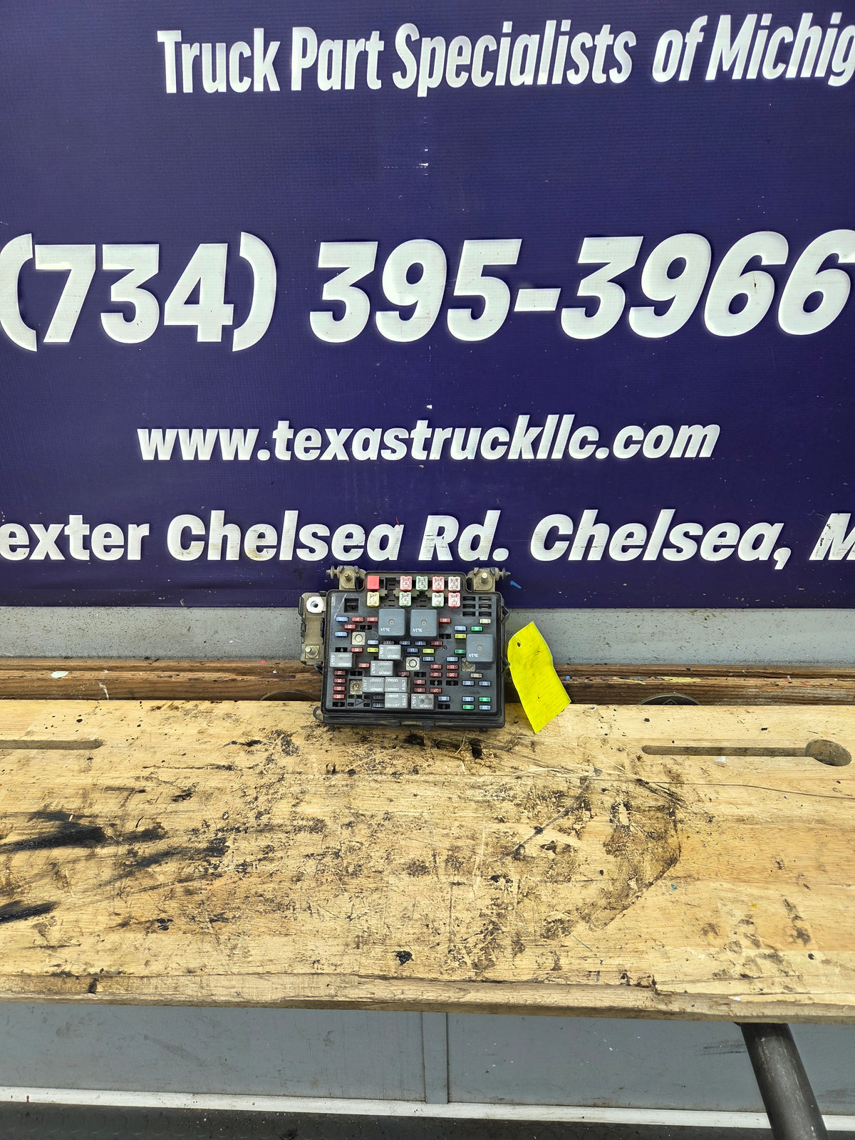 2003-2005 Chevrolet Silverado / GMC Sierra 1500 250 3500 Engine Bay Fuse Box - 15201928