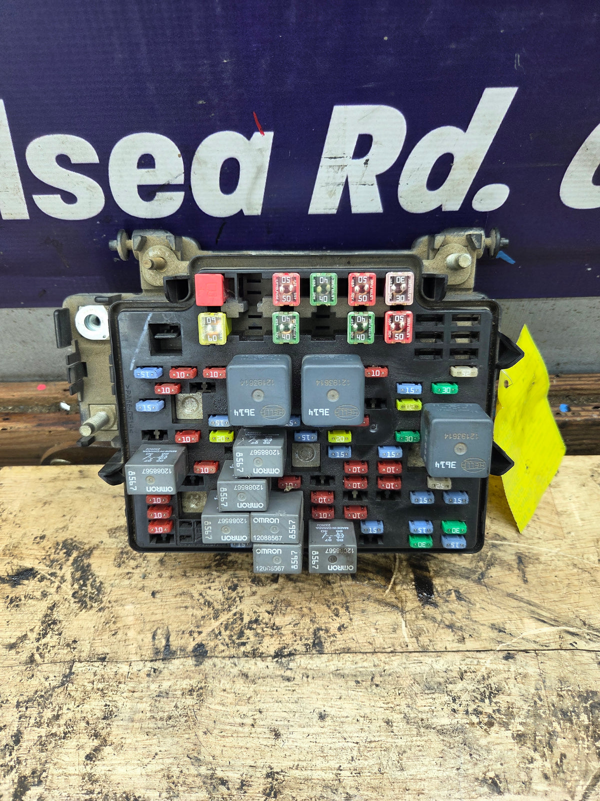 2003-2005 Chevrolet Silverado / GMC Sierra 1500 250 3500 Engine Bay Fuse Box - 15201928