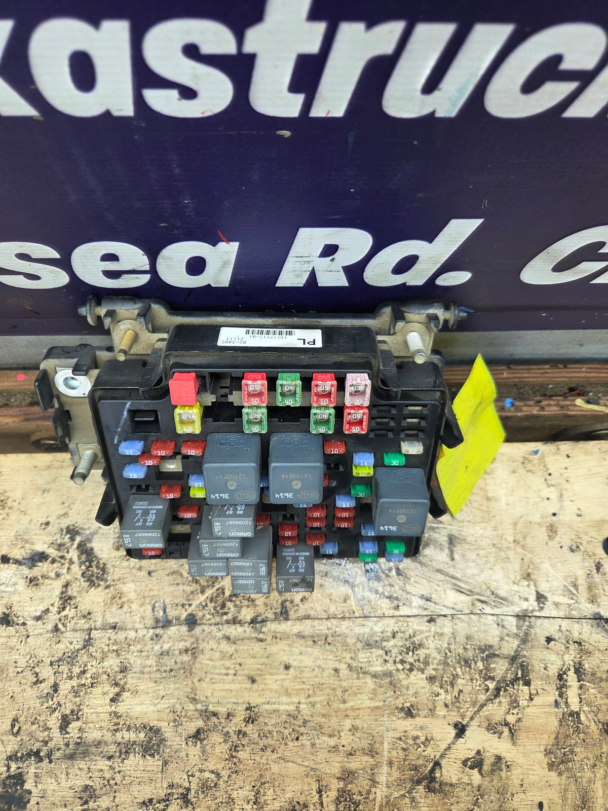 2003-2005 Chevrolet Silverado / GMC Sierra 1500 250 3500 Engine Bay Fuse Box - 15201928