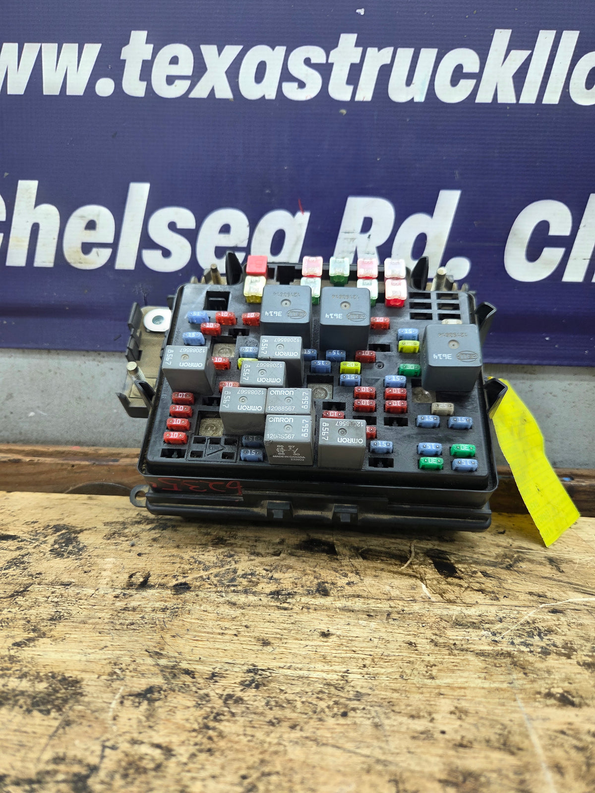 2003-2005 Chevrolet Silverado / GMC Sierra 1500 250 3500 Engine Bay Fuse Box - 15201928