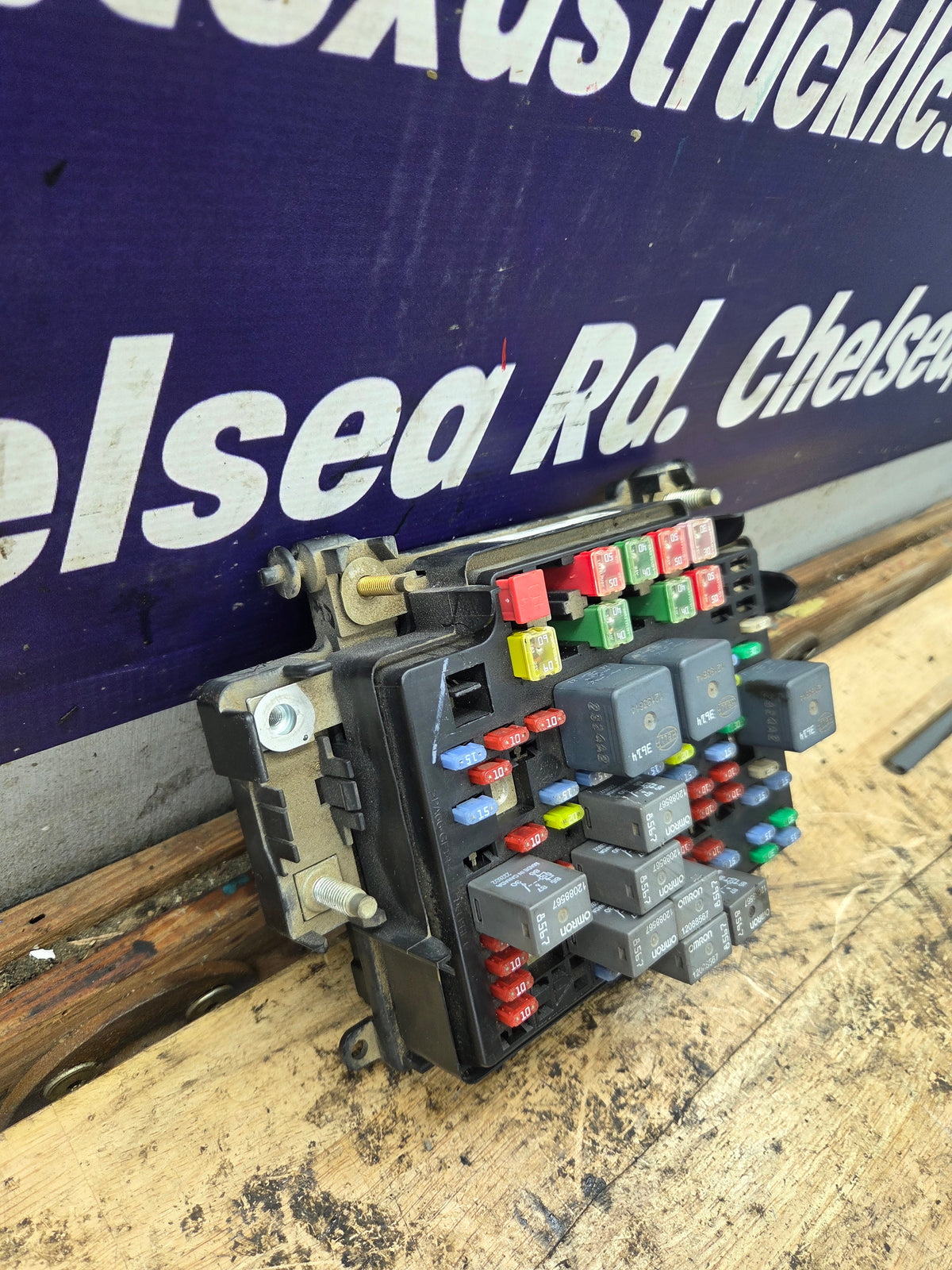 2003-2005 Chevrolet Silverado / GMC Sierra 1500 250 3500 Engine Bay Fuse Box - 15201928