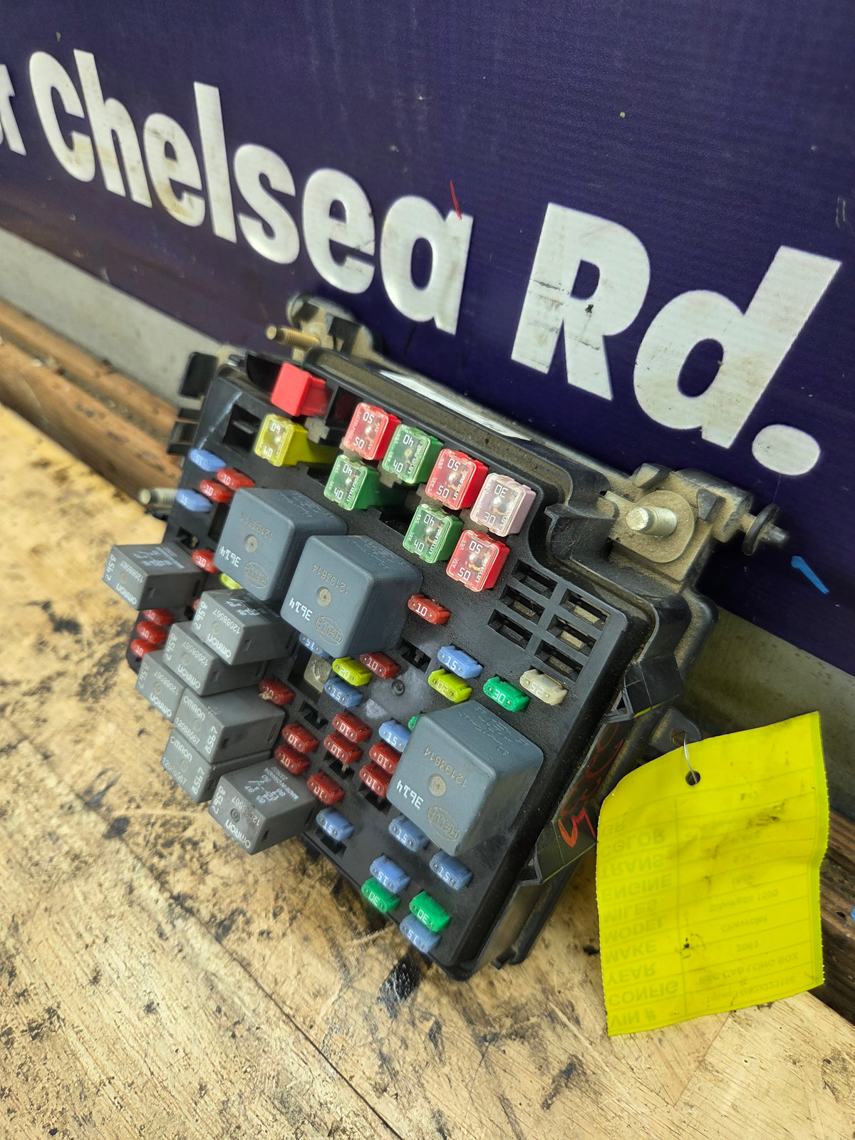 2003-2005 Chevrolet Silverado / GMC Sierra 1500 250 3500 Engine Bay Fuse Box - 15201928