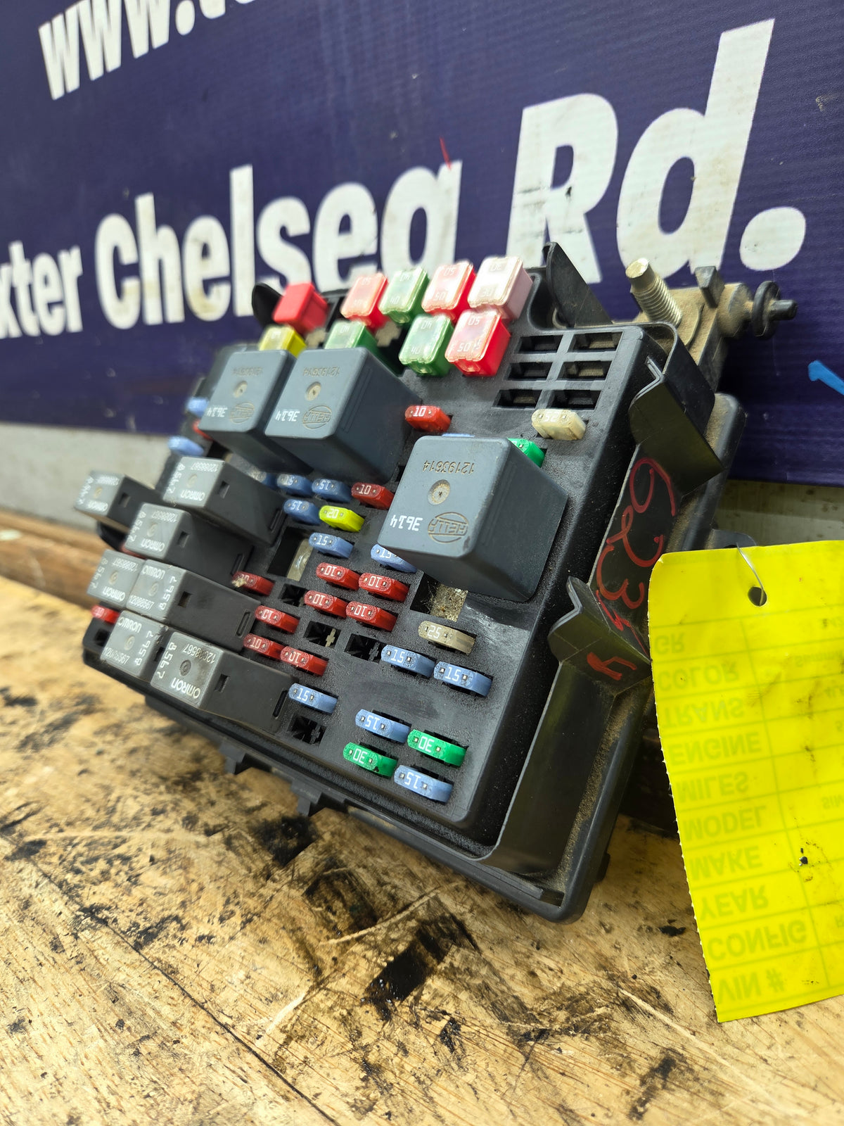2003-2005 Chevrolet Silverado / GMC Sierra 1500 250 3500 Engine Bay Fuse Box - 15201928