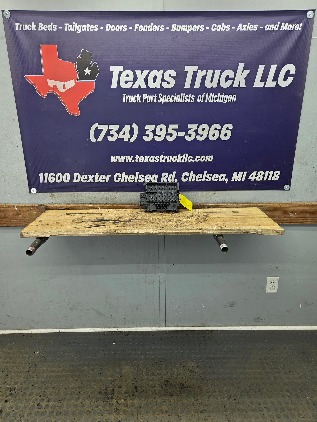 2003-2005 Chevrolet Silverado / GMC Sierra 1500 250 3500 Engine Bay Fuse Box - 15201928