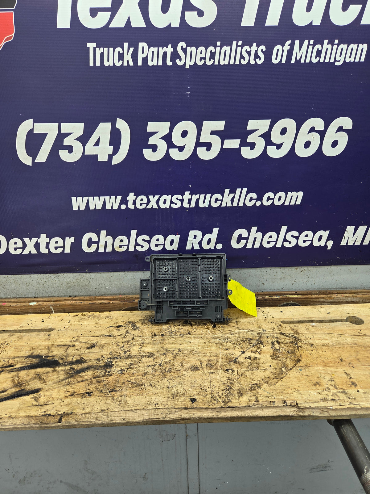 2003-2005 Chevrolet Silverado / GMC Sierra 1500 250 3500 Engine Bay Fuse Box - 15201928