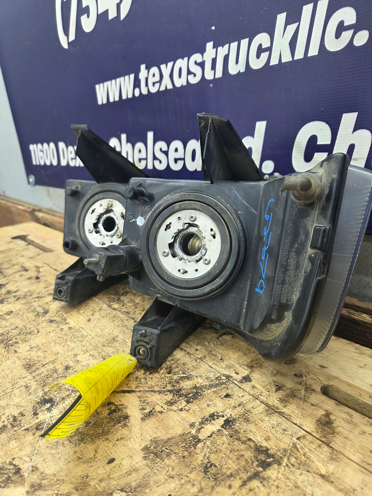 2009 Chevrolet Express 3500 LH Driver Side Headlight 16530371A