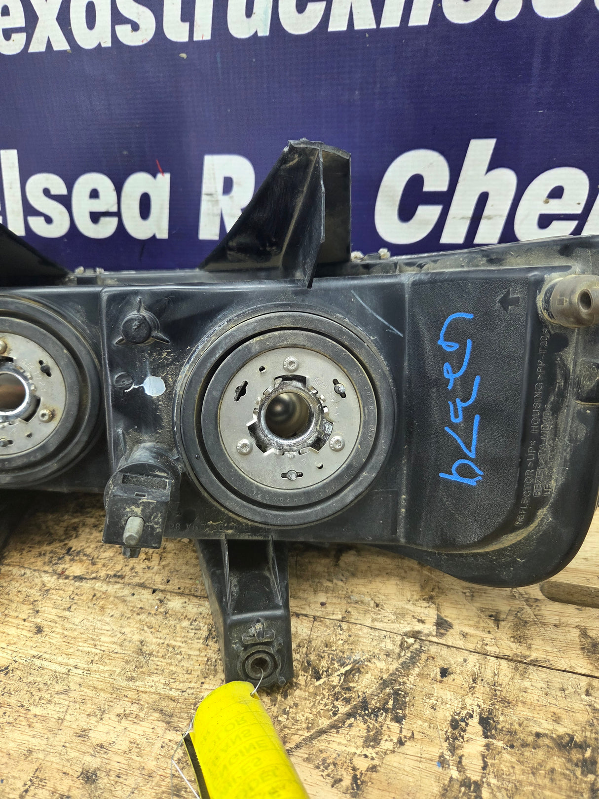 2009 Chevrolet Express 3500 LH Driver Side Headlight 16530371A