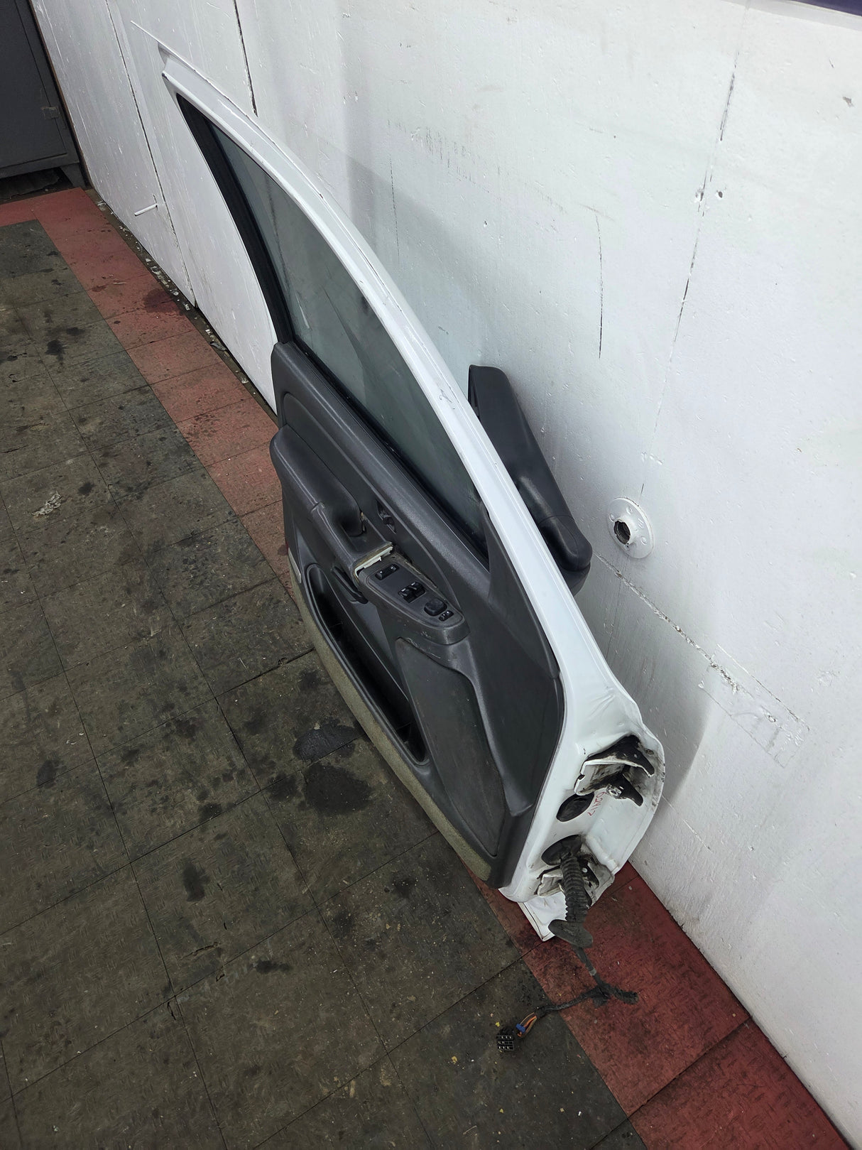 1999-2006 Chevrolet Silverado / GMC Sierra 1500 2500 3500 HD Front Driver Side Door LH