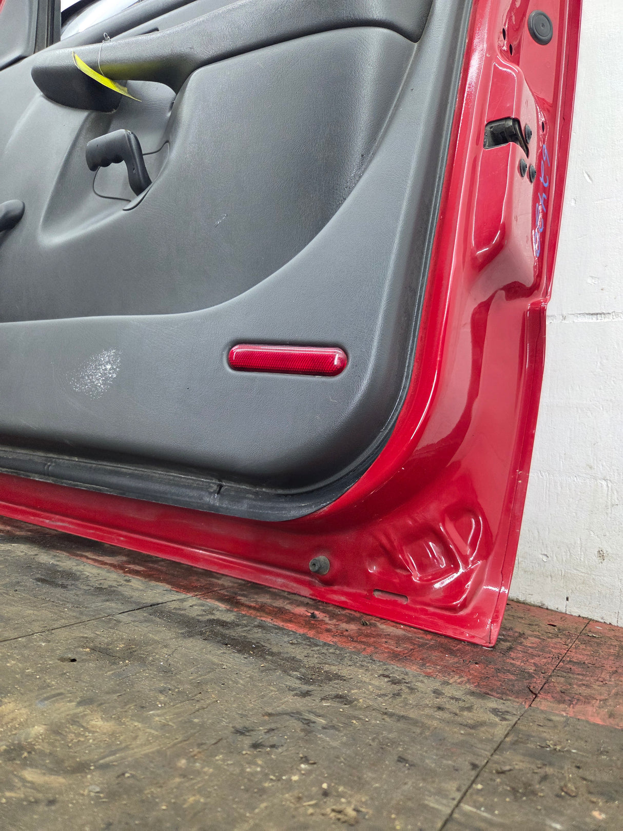 1999-2006 Chevrolet Silverado / GMC Sierra 1500 2500 3500 HD Front Passenger side Door RH