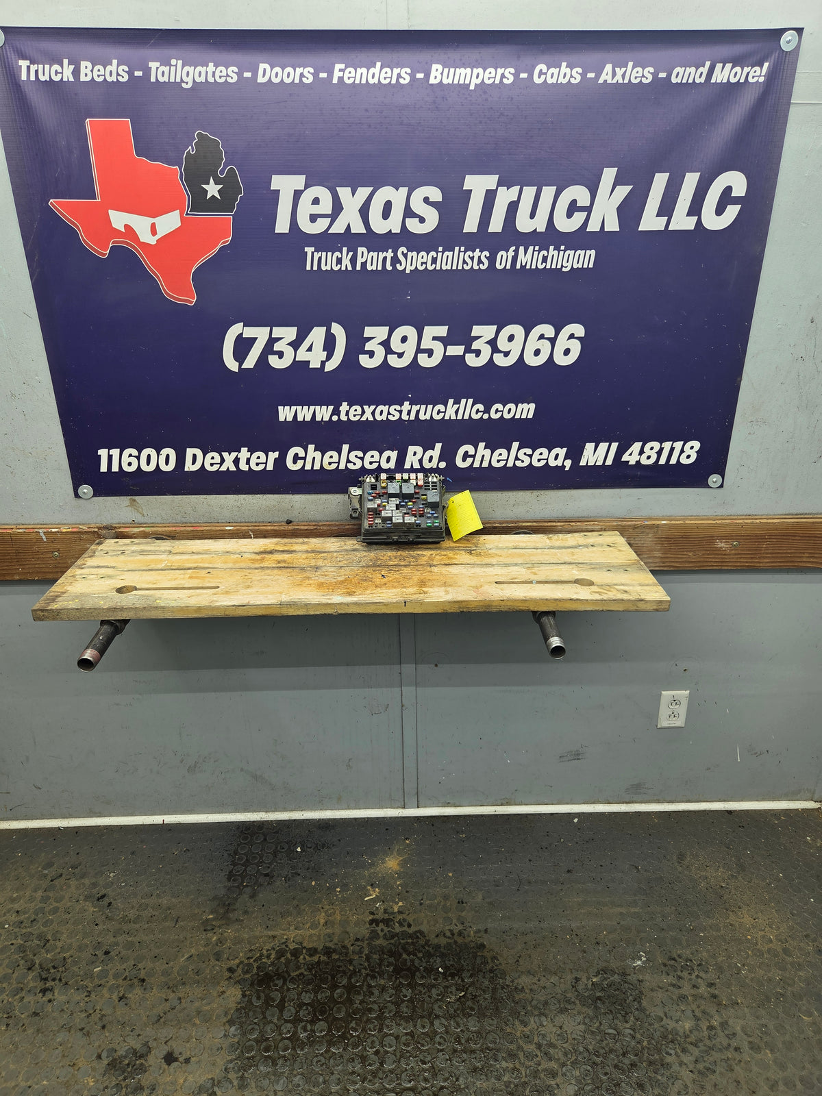 2003-2005 Chevrolet Silverado / GMC Sierra 1500 250 3500 Engine Bay Fuse Box - 15201928