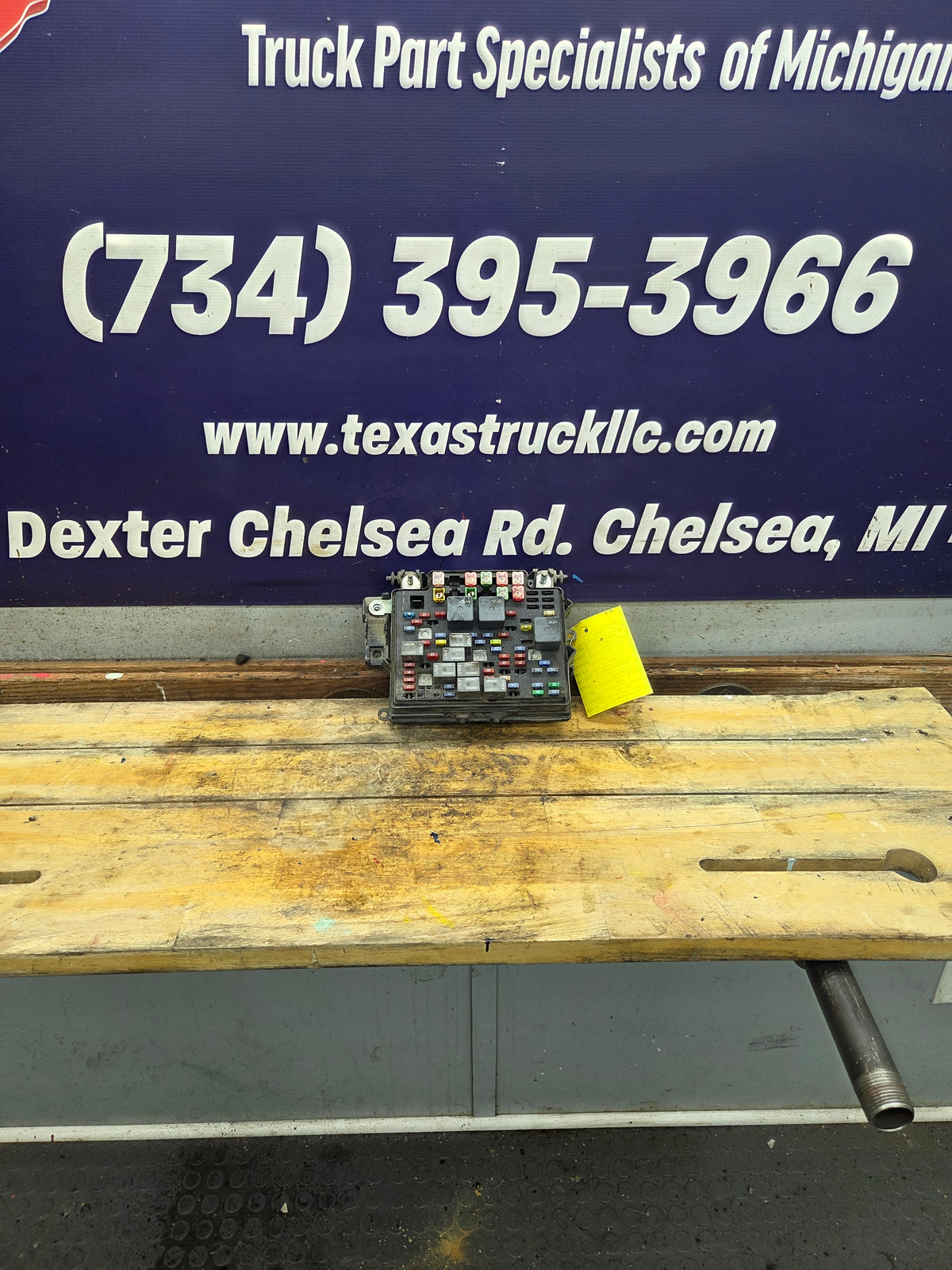 2003-2005 Chevrolet Silverado / GMC Sierra 1500 250 3500 Engine Bay Fuse Box - 15201928