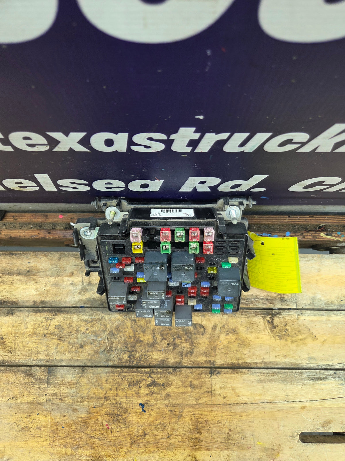 2003-2005 Chevrolet Silverado / GMC Sierra 1500 250 3500 Engine Bay Fuse Box - 15201928