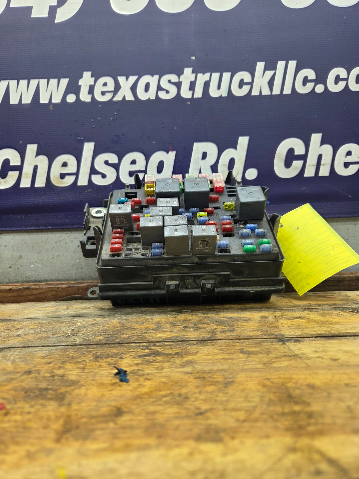 2003-2005 Chevrolet Silverado / GMC Sierra 1500 250 3500 Engine Bay Fuse Box - 15201928