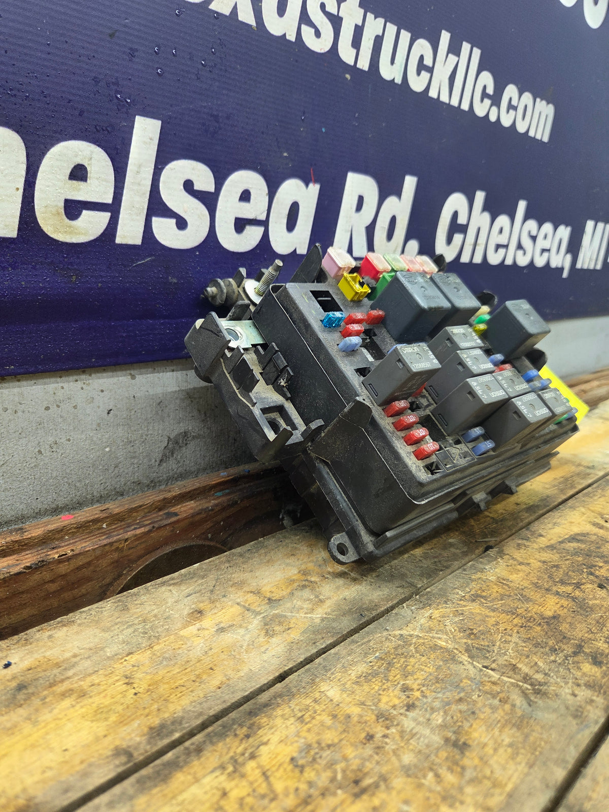 2003-2005 Chevrolet Silverado / GMC Sierra 1500 250 3500 Engine Bay Fuse Box - 15201928