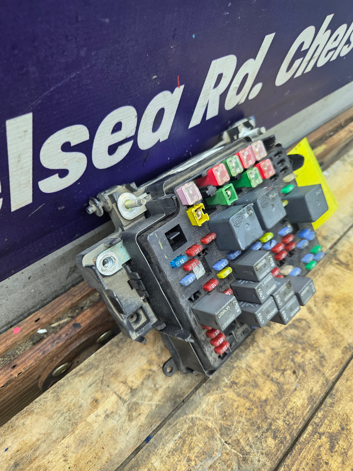 2003-2005 Chevrolet Silverado / GMC Sierra 1500 250 3500 Engine Bay Fuse Box - 15201928