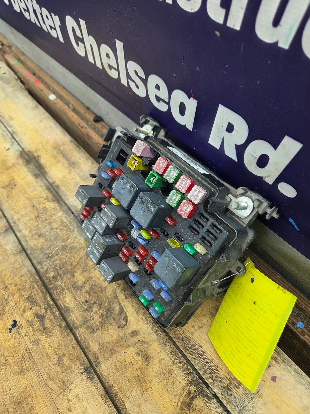 2003-2005 Chevrolet Silverado / GMC Sierra 1500 250 3500 Engine Bay Fuse Box - 15201928